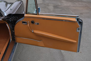 250524 280 SE Convertible BROWN 070